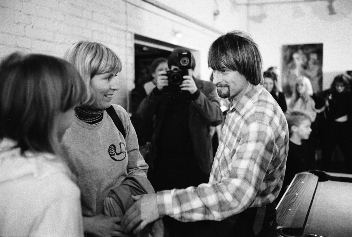 19841022 HELSINKI: Kansanedustaja Ville Komsi (vihr) iloitsee vihreiden kunnallisvaalivalvojaisissa Lepakossa Helsingissä 22. lokakuuta 1984., LEHTIKUVA / MARJA SEPPÄNEN-HELIN