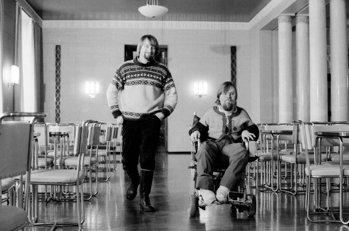 Vihreän liiton kansanedustajat Ville Komsi (vas.) ja Kalle Könkkölä eduskunnan käytävällä 23. maaliskuuta 1983., PENTTI NISSINEN / IS / LEHTIKUVA