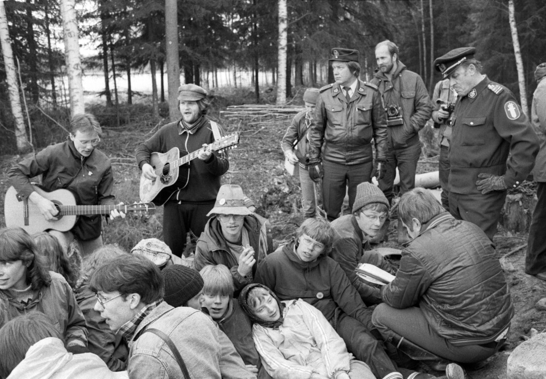 Mielenosoittajia Koijärven lintujärvellä 21. toukokuuta 1979. Lintujärveä uhkaa kaivuutöiden seurauksena kuivuminen. Poliisit seuraavat tilannetta tuimailmeisinä., MARTTI PELTONEN / IS / LEHTIKUVA