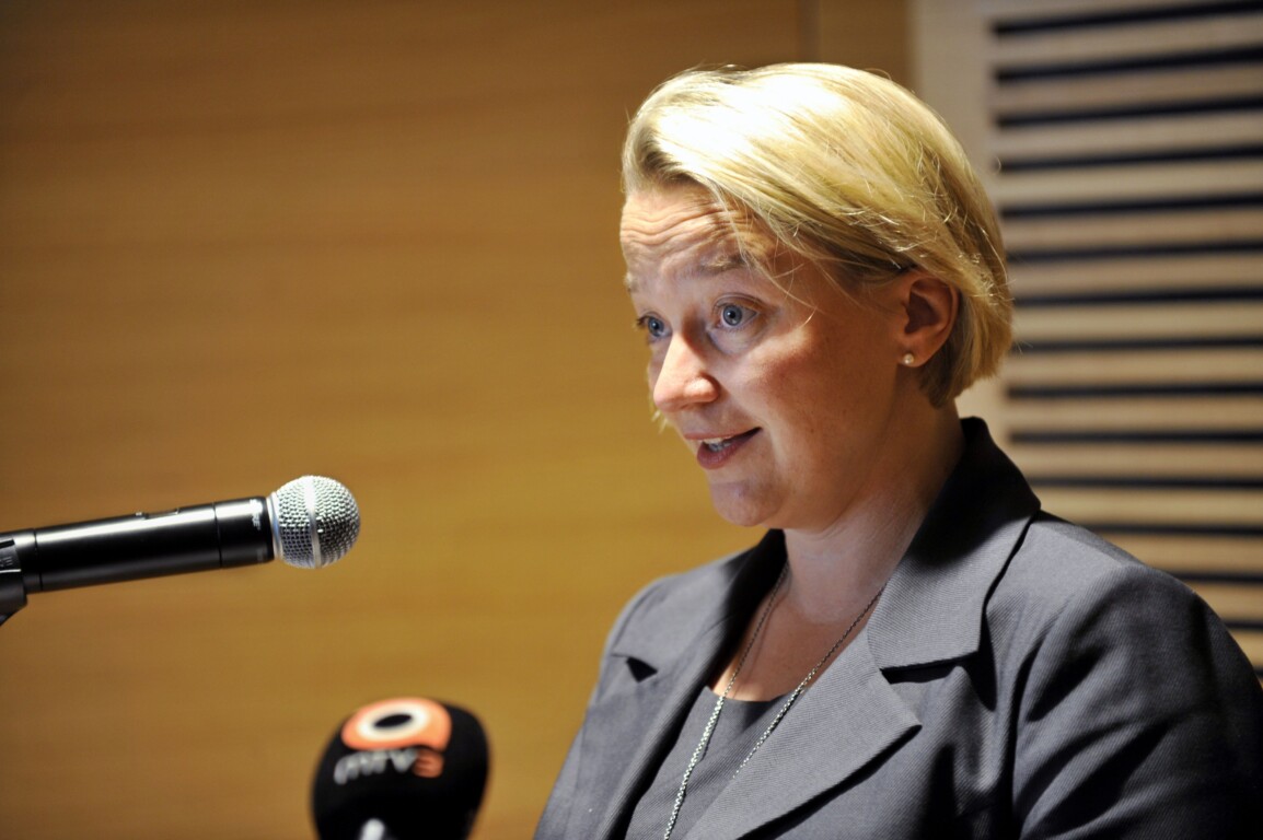 Oikeusministeri Tuija Brax kertoi tiedotusvälineille 30. toukokuuta 2008 vaalirahoituslain uudistusta valmistelevan toimikunnan työn sisällöstä., LEHTIKUVA / KIMMO MÄNTYLÄ