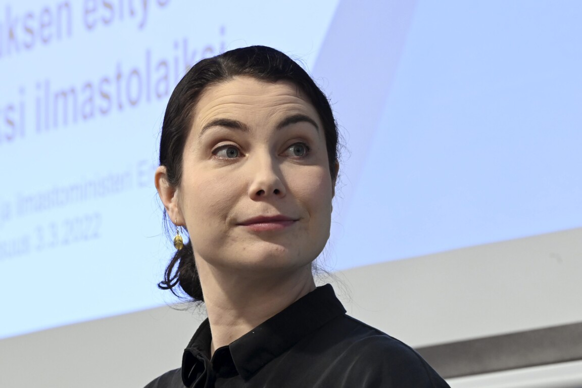 Ympäristö- ja ilmastoministeri Emma Kari piti tiedotustilaisuuden ilmastolain uudistuksesta valtioneuvoston yleisistunnon jälkeen Helsingissä torstaina 3. maaliskuuta 2022., LEHTIKUVA / MARKKU ULANDER